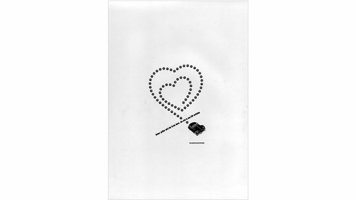 Minimalistisches Schwarz-Weiß-Werbeplakat mit zwei Herzen, die aus einer gepunkteten Linie geformt sind. Ein kleines Auto fährt entlang einer durchbrochenen Linie, die die Herzen kreuzt. Darunter ist der Schriftzug „VOLKSWAGENWERBUNG“ zu sehen.