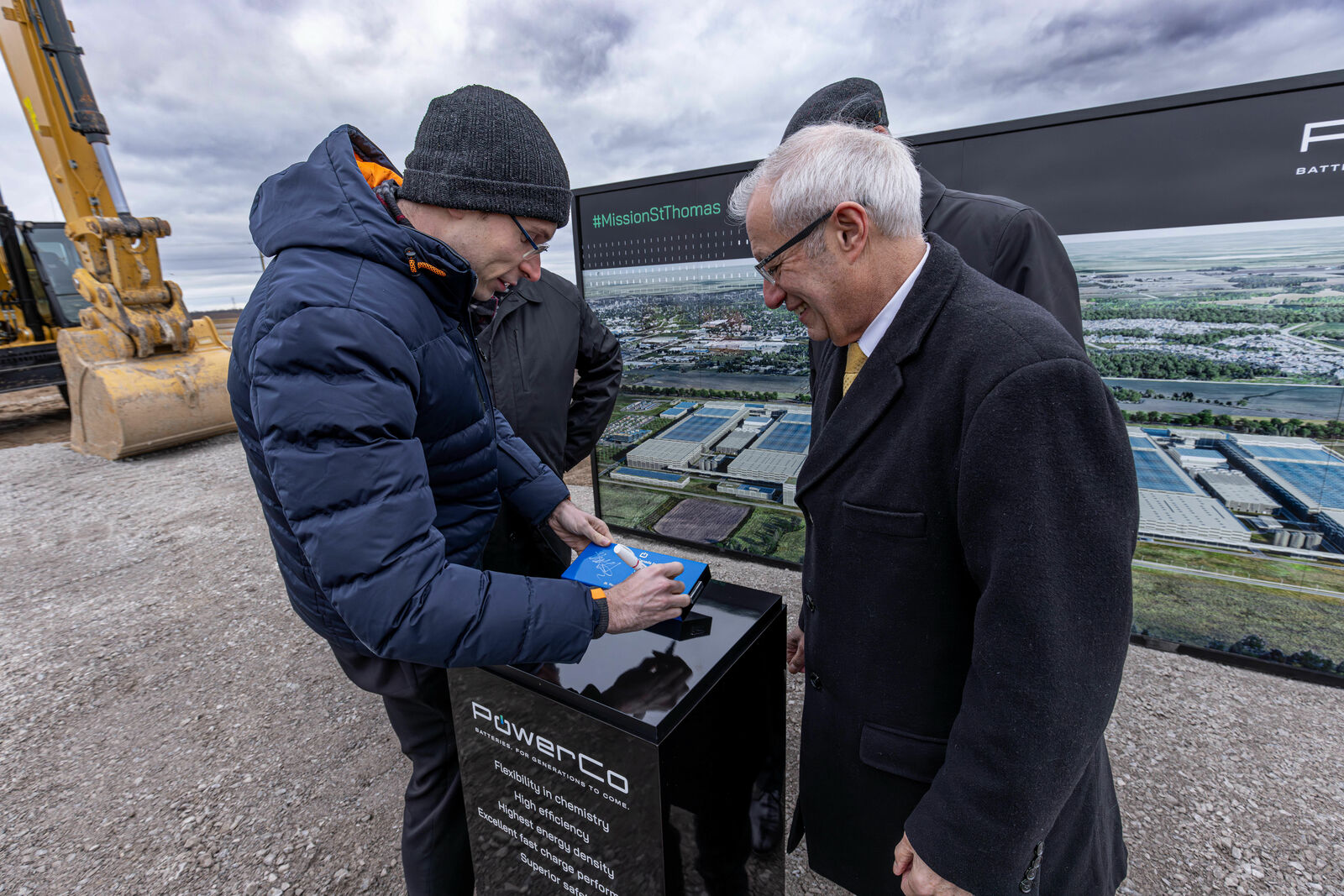 Produktionsvorstand unterschreibt auf blauer PowerCo-Batterie