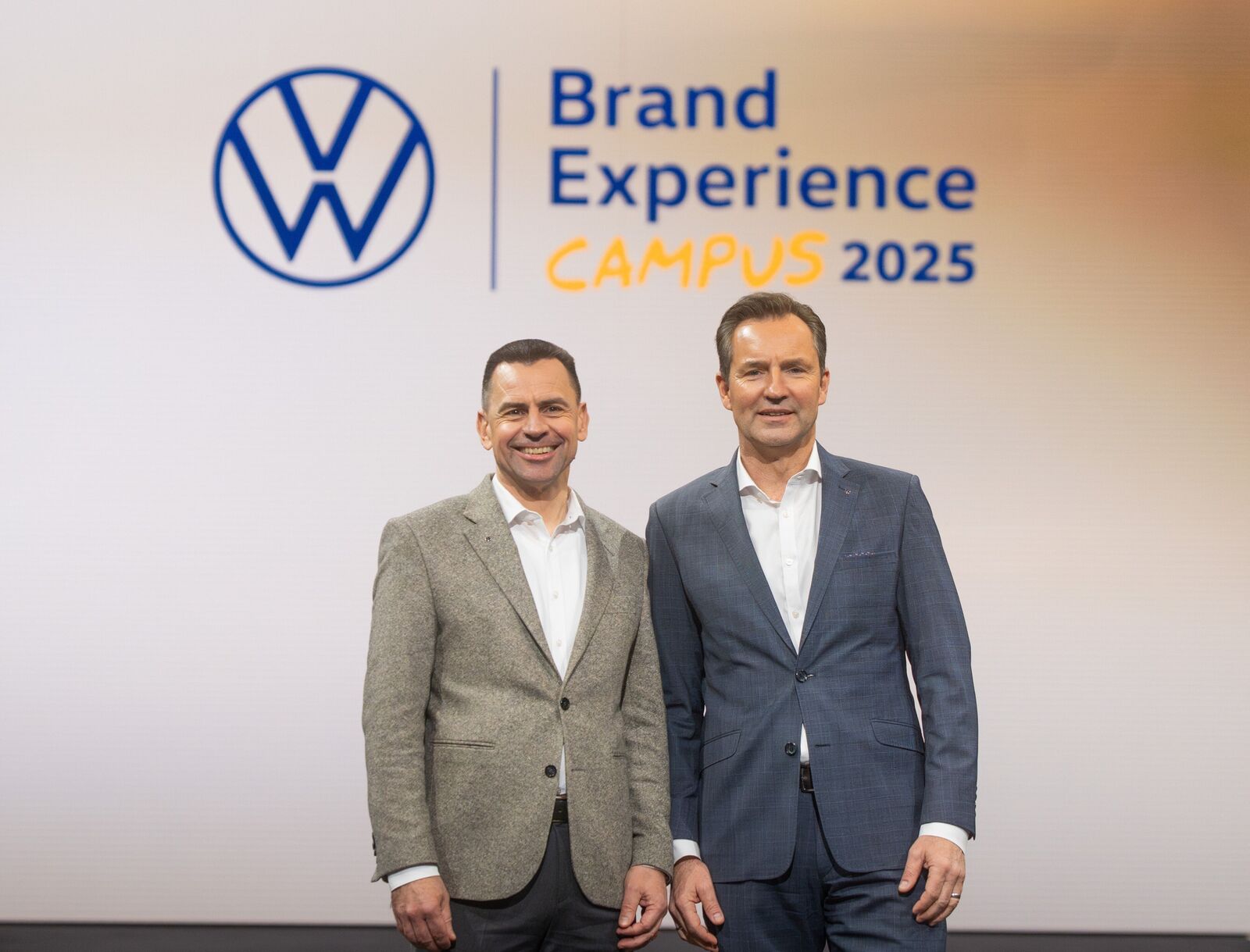 Volkswagen Vertriebsvorstand Martin Sander und CEO Thomas Schäfer (von links) begrüßen 11.000 Händler bei der Brand Experience in Düsseldorf.